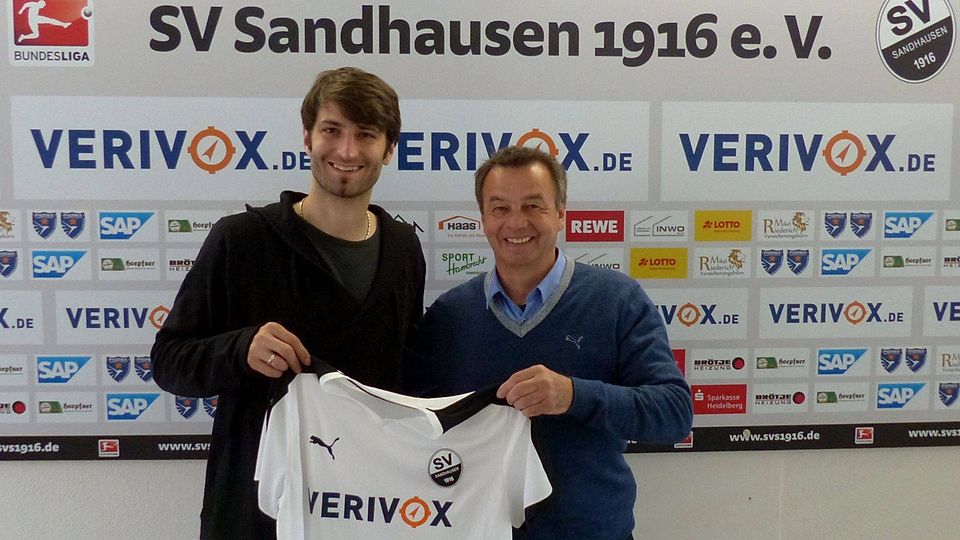 Markus Karl (li.), Neuzugang des SV Sandhausen, und Otmar Schork, Geschäftsführer und Sportlicher Leiter des SVS.Foto: SVS