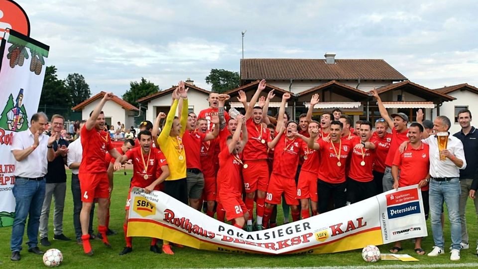 Den Pott endlich in den Händen: Der SV Fautenbach bejubelt in Willstätt den Bezirkspokalsieg. 