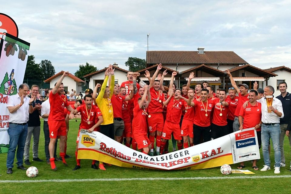 Den Pott endlich in den Händen: Der SV Fautenbach bejubelt in Willstätt den Bezirkspokalsieg. 