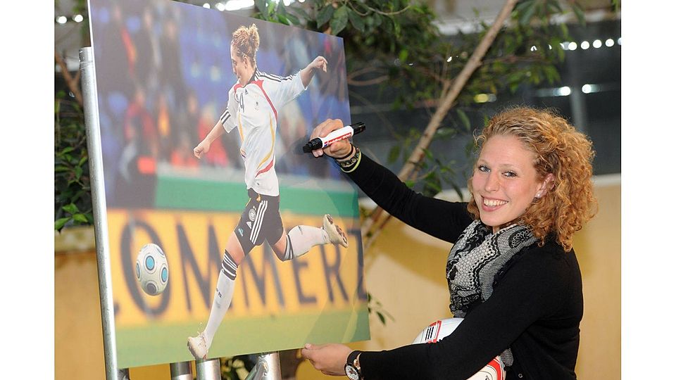 Vor vier Jahren: Kim Kulig signiert ihr sportliches Konterfei bei einem Sportlergespräch mit ihr in Herrenberg Foto (Archiv): Schmidt