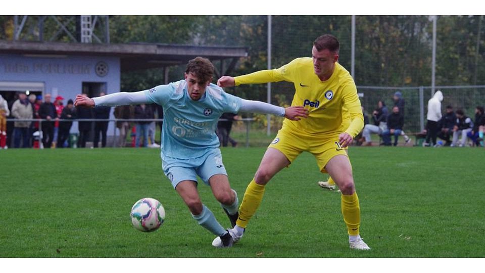 Der Arbeitstag von TuBas Noah Tafferner (l.) ist schon nach 39 Minuten vorbei: Er muss für Max Behnen weichen, der später dafür sorgt, dass die Marburger um Jason Barth nach 1:0-Führung noch mit 1:4 in Holzheim verlieren. Der Arbeitstag von TuBas Noah Tafferner (l.) ist schon nach 39 Minuten vorbei: Er muss für Max Behnen weichen, der später dafür sorgt, dass die Marburger um Jason Barth nach 1:0-Führung noch mit 1:4 in Holzheim verlieren. © Peter Froese