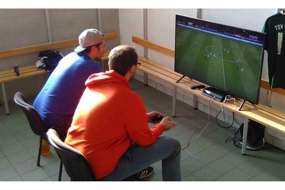 Im Spiel FIFA 20 für die Playstation 4 messen sich die Teams bei der „MA Club Championship“. Anders als 2019 beim Würmtaler Kabinen-Cup des TSV Neuried (Foto) sitzen die Spieler alleine an der Konsole und spielen via Internet. Robert Frank