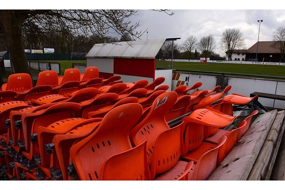 Jetzt liegen die Sitzschalen noch neben dem Sportplatz des SV Donaustauf. Bis zur nächsten Saison soll alles stehen. Foto Lex
