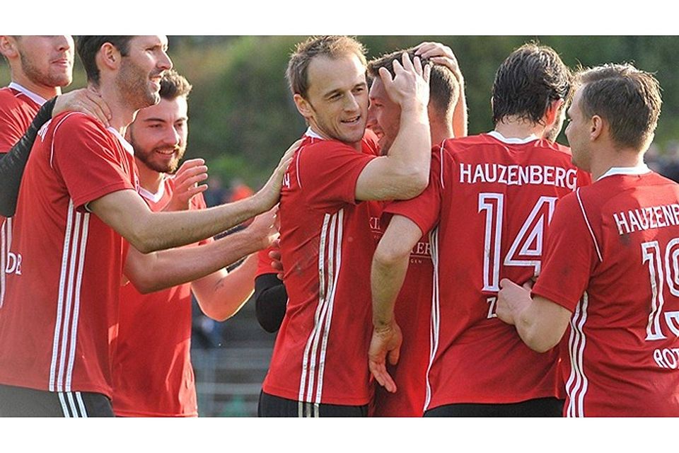 Bestens war die Stimmung bei den Kickern des FC Sturm um Spielertrainer Alex Geiger (2.v.re.). Verständlich, nach einem 4:0-Derbysieg gegen den SV Hutthurm. F: Geisler