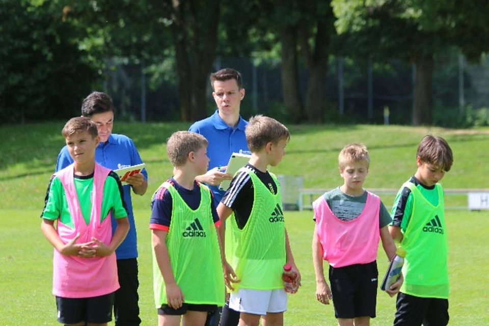 Kazim Temizel (hinten links) wird Trainer der U14-Junioren, Fabian Schmidt (hinten rechts) übernimmt die klassenhöchste Juniorenmannschaft, die U15-Junioren in der Bayernliga.