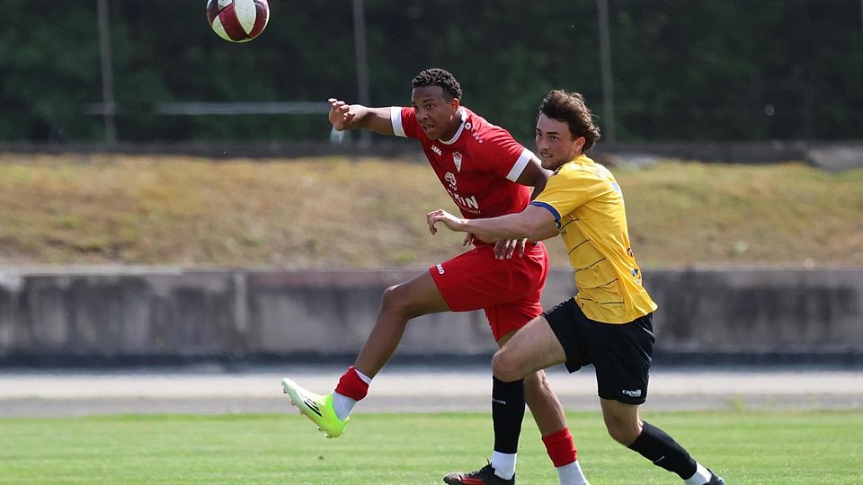 Zweikampf: David Anyaonu (Türkspor Augsburg, links) und Pipinsrieds Sebastian Keßler.