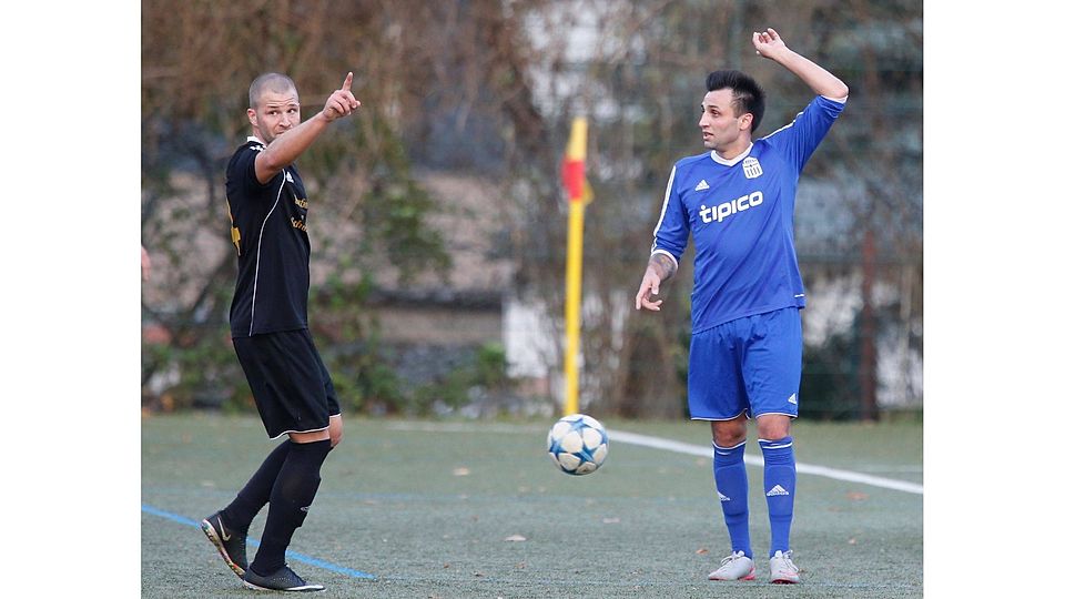 Ümit Balikci (Hellas, blaues Trikot) und Milan Koleda von Kastel 06 zeigen es an: Für beide Teams soll es am Saisonende nach oben in die Gruppenliga gehen. Archivfoto: Vigneron.