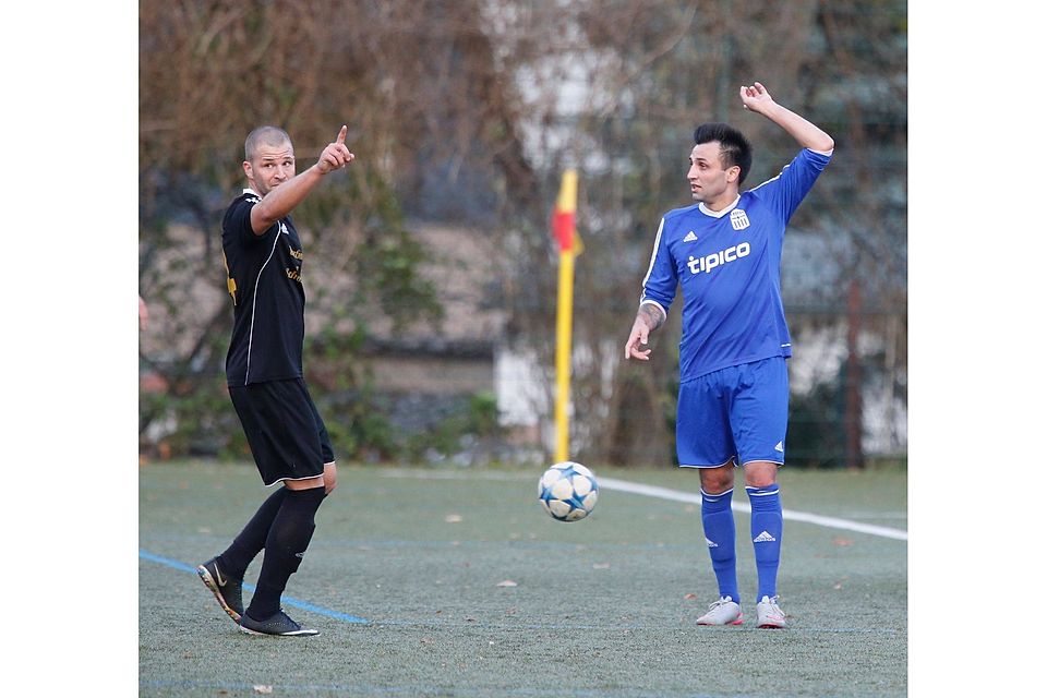 Ümit Balikci (Hellas, blaues Trikot) und Milan Koleda von Kastel 06 zeigen es an: Für beide Teams soll es am Saisonende nach oben in die Gruppenliga gehen. Archivfoto: Vigneron.