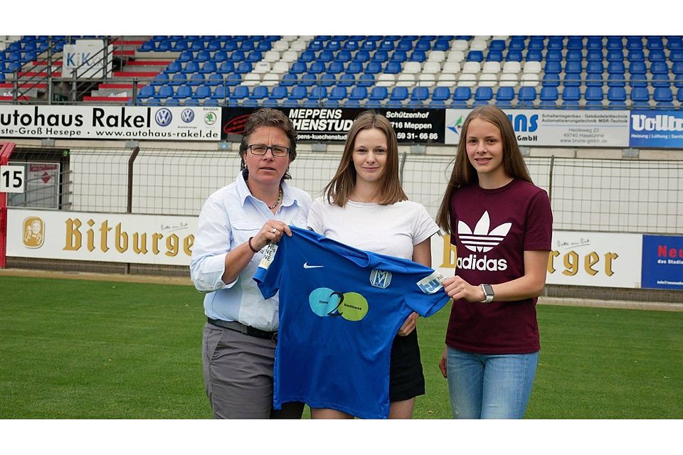 Zwei torgefährliche Offensivkräfte hat die Sportliche Leiterin Maria Reisinger vorgestellt. Mareike Kregel vom TuS Büppel und Vivien Endemann vom TV Jahn Delmenhorst spielen in der nächsten Saison für die Zweitliga-Fußballerinnen des SV Meppen. 