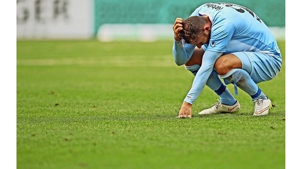 Es ist zum Haareraufen: Nicht nur der Kickers-Neuzugang Bajram Nebihi geht nach der Niederlage in Aalen in die Knie. Foto: Baumann