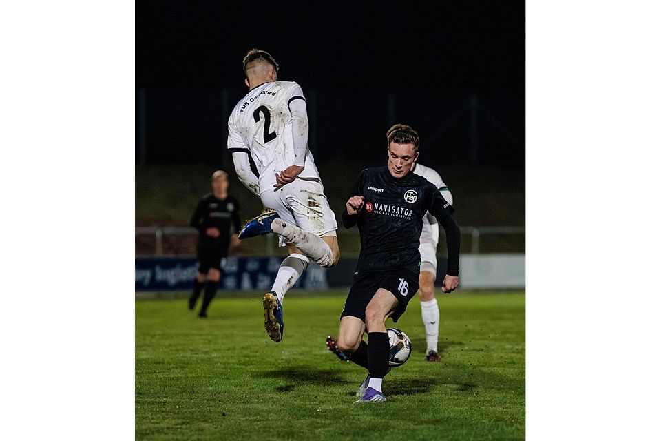 Hart umkämpft, wie hier der Ball zwischen Linus Hesch(r.) und Christian Wiedenhofer war die gesamte Partie zwischen Schwaig und Geretsried.
