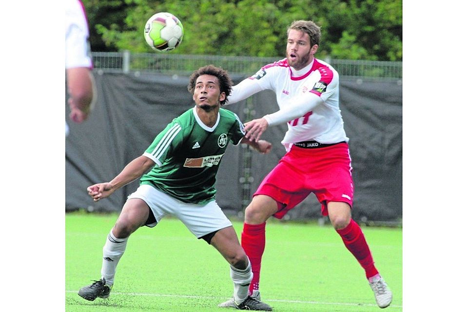 Gebannter Blick auf den Ball: Djibril Sylla (links) kassierte mit dem SV Wachtberg gegen den SC Fortuna Köln um Florian Hörnig eine 0:6-Niederlage. FOTO: WOLFGANG HENRY