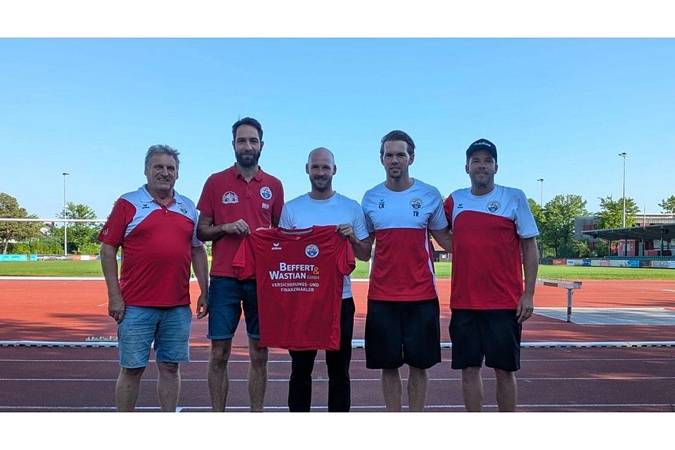 Präsentation des ersten, hochkarätigen Neuzugangs: der 30-jährige Mittelfeldspieler Hendrik Hofgärtner (M.) mit Abteilungsleiter Stefan Schwartling, Sportlichem Leiter Maximilian Hölzl, Trainer Christian Rodenwald und Teambetreuer Matthias Klaas (v.l.).