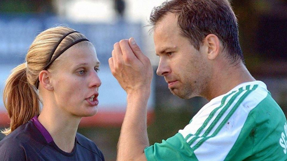 „So nicht Herr Hönisch“: Kristina Steckermeier (SV Kläham) weist den damaligen Spielertrainer des SC Oberweikertshofen, Florian Hönisch, in die Schranken. Steckermeier legte eine beachtliche Schiedsrichter-Karriere hin und pfeift sogar in der 2. Frauen Bundesliga. 