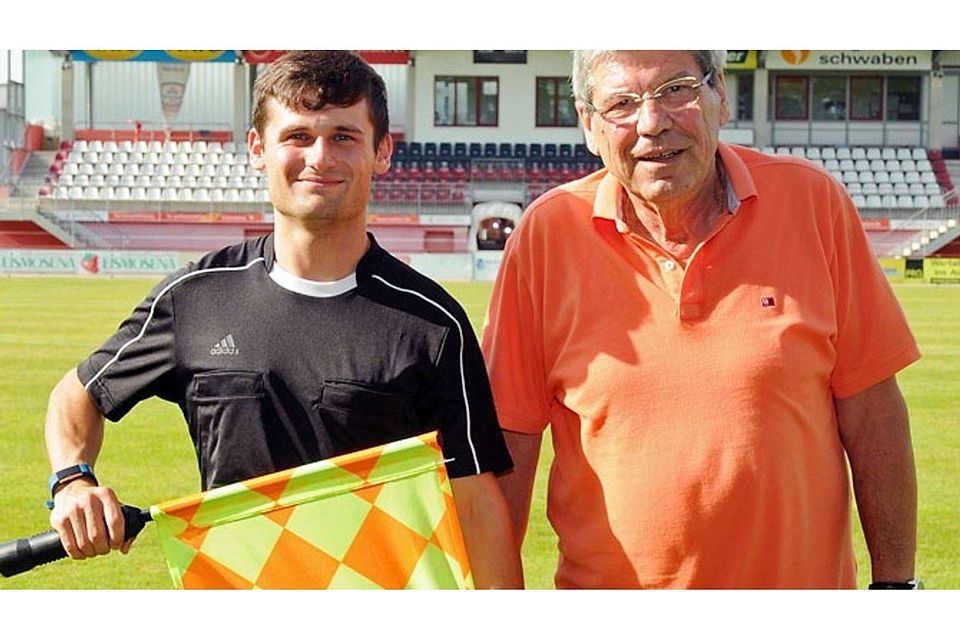 Fleißig im Einsatz: Sebastian Deak (links), hier mit Rains Schiedsrichter-Betreuer Erhard Sandmeir, darf nun in den Junioren-Bundesligen ran. 	F.: Gerd Jung