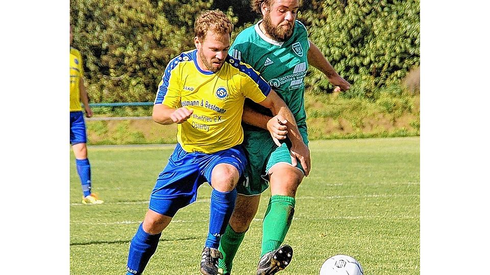 Der Osterbyer Henning Kaschke (li.) wirbelte die Osdorfer Abwehr, wie hier gegen Julian Schönwaldt, mehrfach durcheinander. Foto: Tüxen