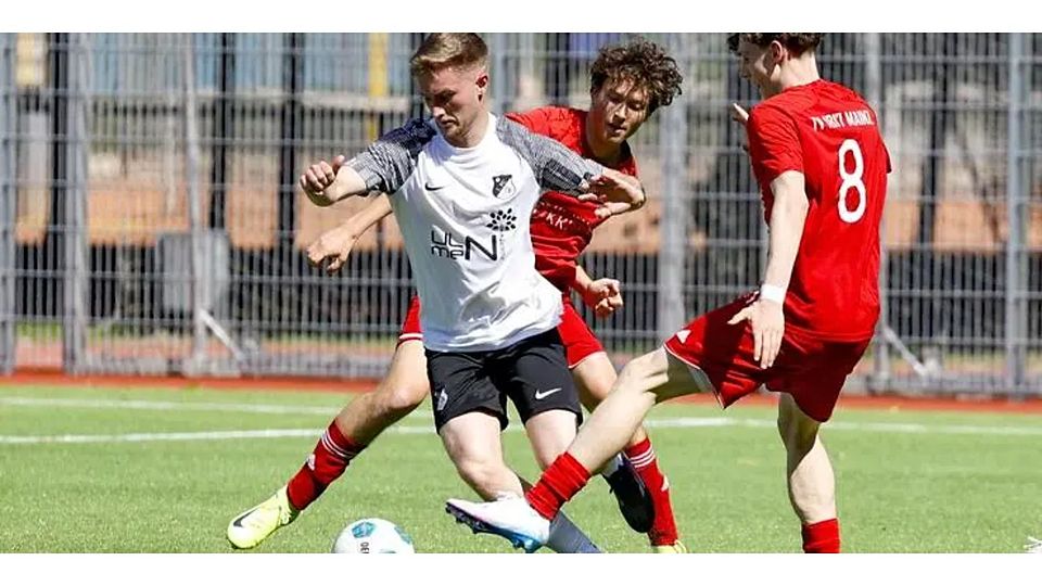 Schwabsburgs Torjäger Tim Zimmermann (weißes Trikot) gehörte schon vergangene Saison zu den Ausnahmespielern in der A-Klasse Mainz-Bingen.