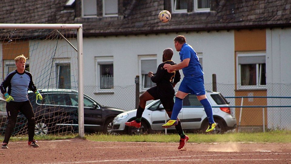 Momentan klappt alles: Der Stürmer des FC Hohl Idar-Oberstein (in blau) beim Kopfball. Archivbild: Wahl