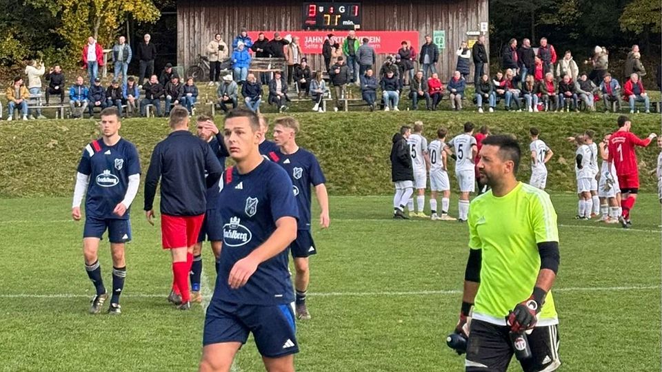 Fragende Gesichter bei den Kollnburgern (vorne) und den Kickern der SG (im Hintergrund) kurz nach der Entscheidung, das Spiel abzubrechen.