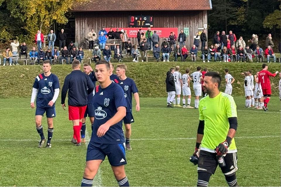 Fragende Gesichter bei den Kollnburgern (vorne) und den Kickern der SG (im Hintergrund) kurz nach der Entscheidung, das Spiel abzubrechen.