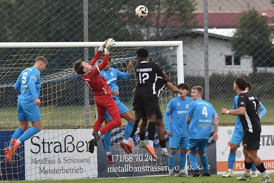 Fußball Landesliga SC Oberweikertshofen (schwarz) gegen FC Memmingen (blau)