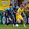 Der TSV Schott Mainz steht wieder vor einer Erstrunden-Begegnung mit einer großen Borussia im DFB-Pokal. 2023 durfte sich unter anderem Dorian Cucchiara (am Ball) mit Stars wie Marcel Sabitzer (rechts) messen. 