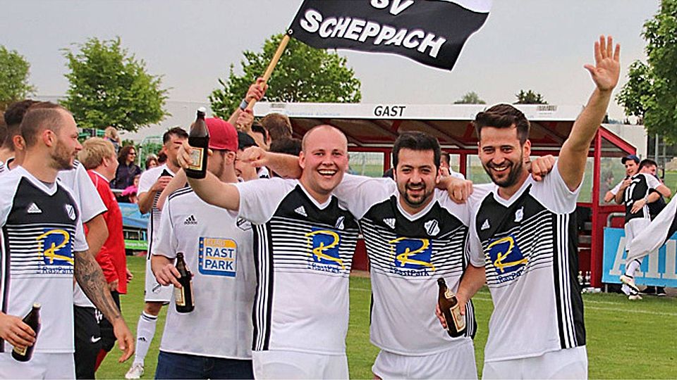 Ausgelassen feierten die Scheppacher ihren Sieg über den TSV Burgau und den Aufstieg in die Kreisklasse.  Foto: Uli Anhofer