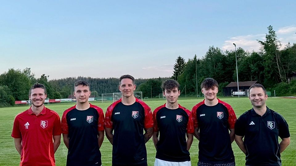 Die Verantwortlichen des FC Langdorf mit ihren Neuzugängen um Daniel Grauthoff (dritter von links) 