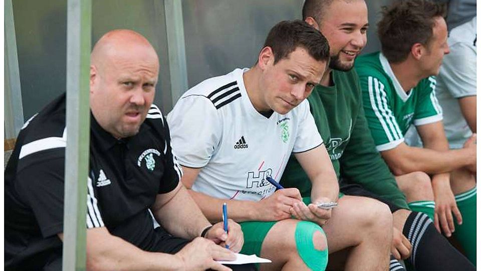 Jochen Wild und Michael Steger (von links): Das Deckenpfronner Trainer-Duo will in der Hallenrunde neuen Teamgeist entwickeln Foto (Archiv): Schmidt