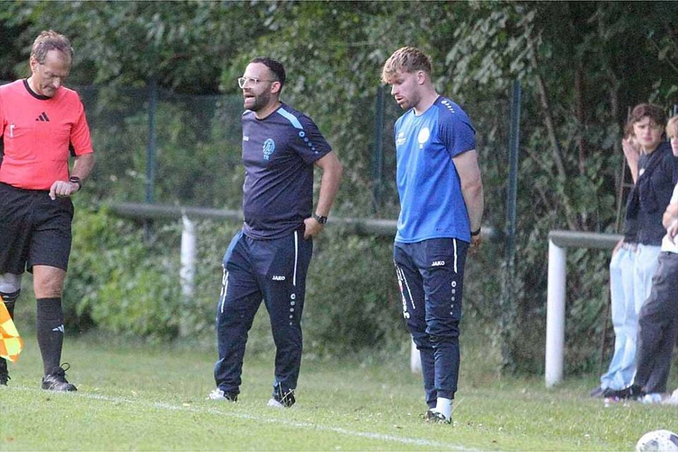 Dem Suchsdorfer Trainerduo Mischa Wolf (li.) und Dennis Guscinas verschlug es bei der unterirdischen Leistung die Sprache.
