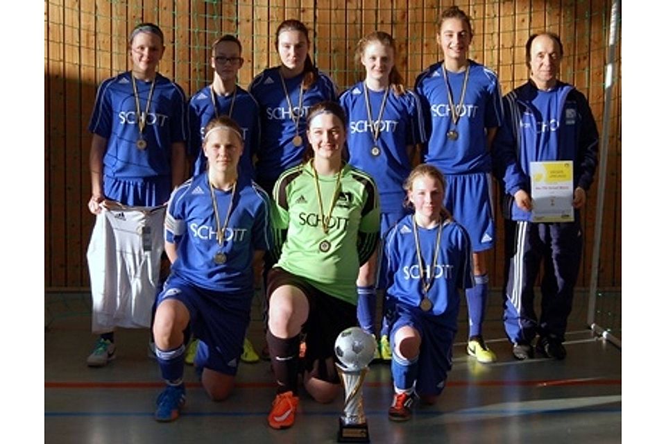 Ein Teil der sehr erfolgreichen C-Juniorinnen des TSV Schott mit Trainer Necmi Cin (erster von rechts/stehend) F: Verein