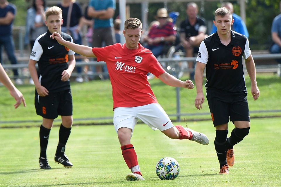 Johannes Keisinger erzielte das zwischenzeitliche 2:1 für den TSV Balzhausen, der das Derby beim SV Mindelzell (hier mit Lorenz Thoma und David Berger) 3:1 gewann.
