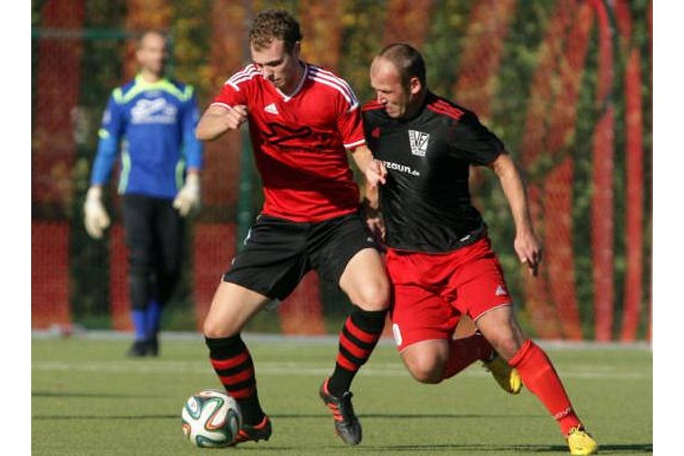 Nicht wirklich eine Chance hatten Louis Helsper (links) und der SV Lohmar gegen Robert Zimnols VfL Rheinbach. Foto: Wolfgang Henry