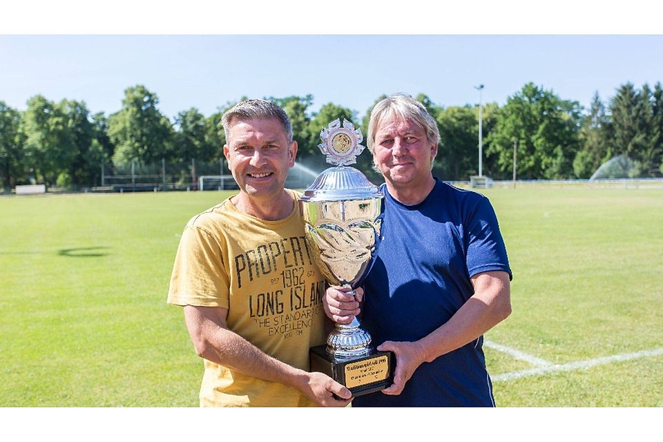 Mit Pokal: Unterlindow-Coach Maik Nix (v.l.) und Oberlindow-Coach Henry Krüger  ©René Matschkowiak