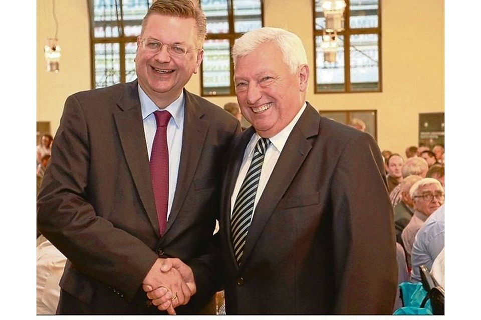 Gratulation von höchster Stelle: Der Präsident des Deutschen Fußball-Bundes, Reinhard Grindel (links), beglückwünscht den FVM-Chef Alfred Vianden zur Wiederwahl. FOTO: WOLFGANG HENRY
