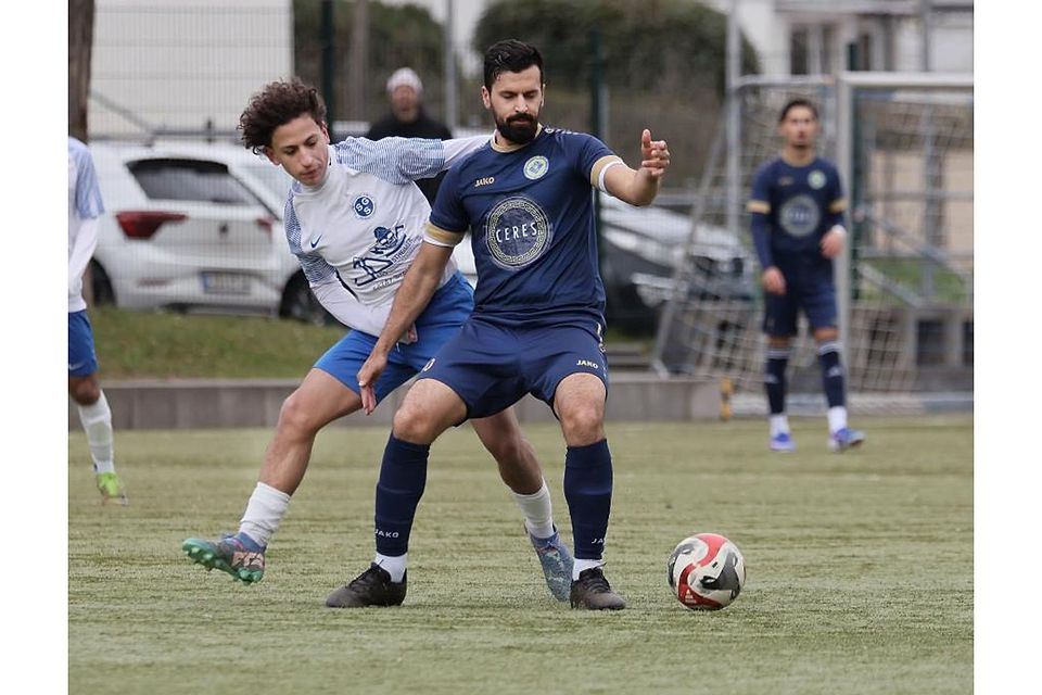 Zameer Noor und der SV Hummetroth II, hier gegen Sandbachs Kinan Hofmann (hinten), sind weiter in der Pole Position um Relegationsplatz zwei.	Foto: Herbert Krämer
