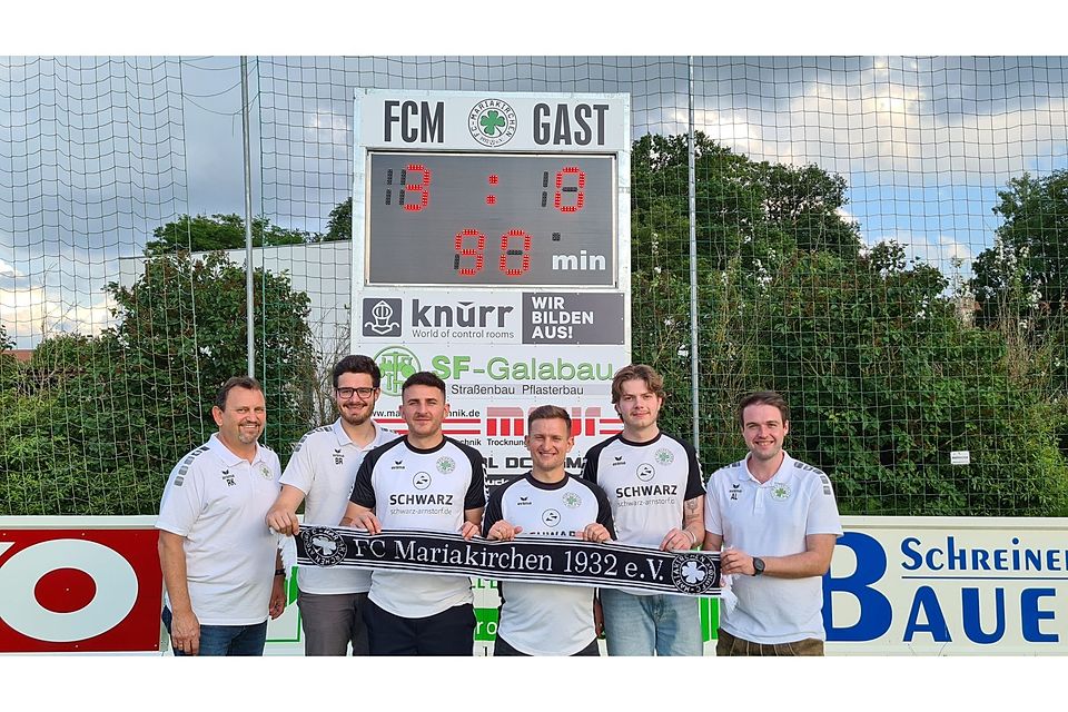 Die Verantwortlichen des FC begrüßen das neue Trainerteam. v.l.n.r. 2. Vorstand Robert Kettl, Abteilungsleiter Bernd Reischer, Valmir Gashi, Besard Muja, David Albrecht, Abteilungsleiter Andreas Lindinger