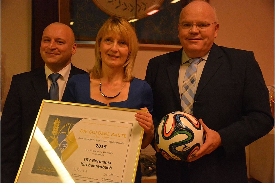 Silvia Wagner und ihr Stellvertreter Michael Dauer (links) freuen sich über die Auszeichnung. Foto: Hitschfel