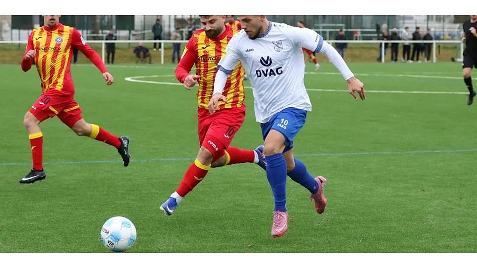 Rettet mit seinem verwandelten Foulelfmeter dem VfB Marburg in der Fußball-Hessenliga zumindest einen Zähler: Gentrit Limani (r.), der in dieser Szene Antonyos Celik vom FC TuBa Pohlheim entwischt. © Jens Schmidt