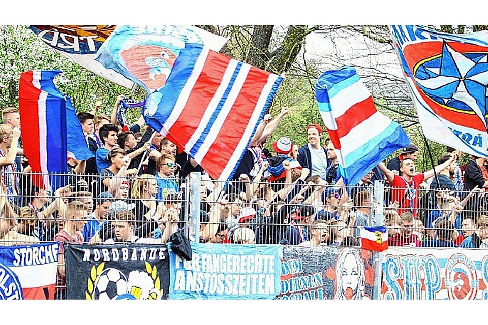 So viele Fans wie noch nie in dieser Saison: 890 Kieler Anhänger begleiteten die „Störche“ nach Bremen und sorgten für Heimspiel-Atmosphäre.