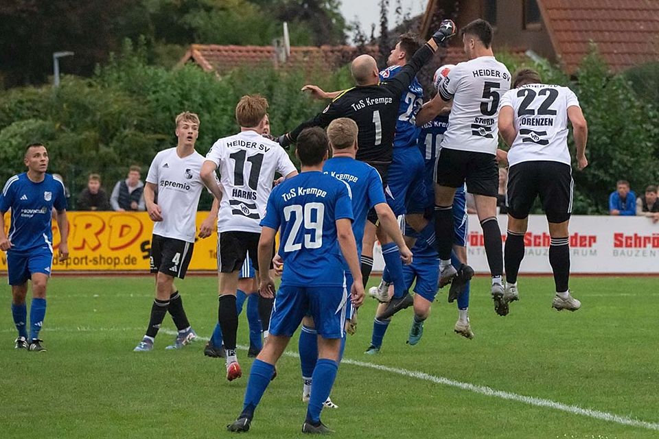 Massenversammlung am Torraum des TuS Krempe. Massenversammlung am Torraum des TuS Krempe.