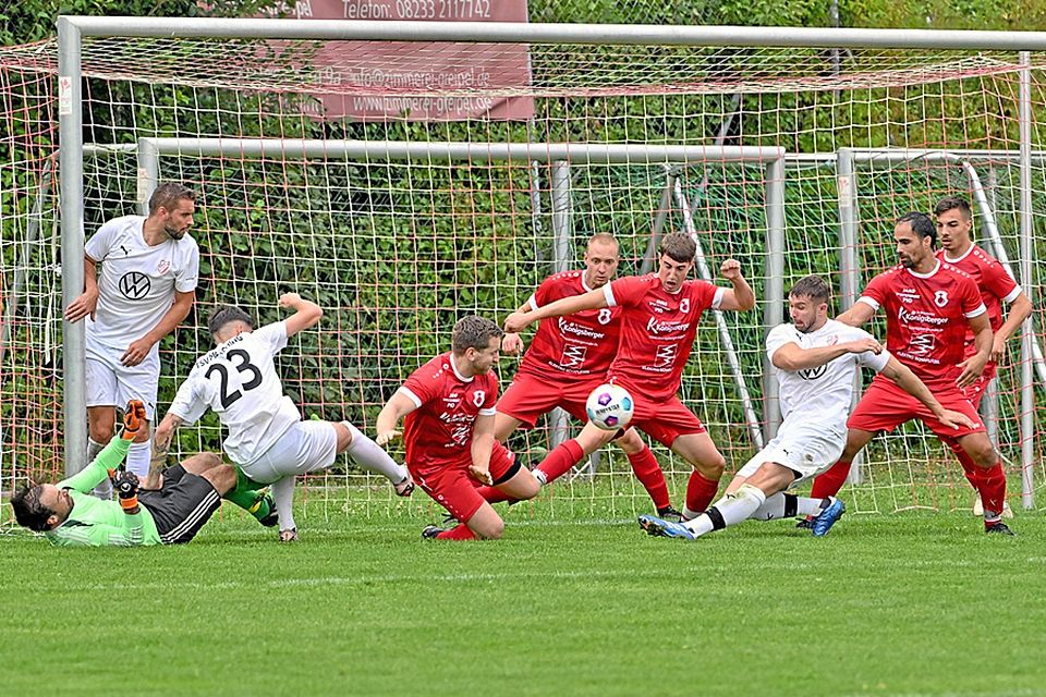 Merchings Marcel Salgado (weiß) erzielt an mehreren Gegenspielern vorbei das vorentscheidende 3:0. 
