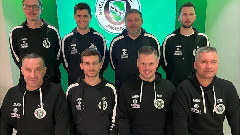 Niklas Reutelhuber (sitzend 2. v. li.) und sein Trainerteam werden weiterhin die Ansbacher Kicker coachen. Mit Matthias Rascher (sitzend 2.v.re.) ist ein neuer Co-Trainer ab Sommer mit an Bord.