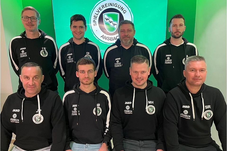 Niklas Reutelhuber (sitzend 2. v. li.) und sein Trainerteam werden weiterhin die Ansbacher Kicker coachen. Mit Matthias Rascher (sitzend 2.v.re.) ist ein neuer Co-Trainer ab Sommer mit an Bord. Niklas Reutelhuber (sitzend 2. v. li.) und sein Trainerteam werden weiterhin die Ansbacher Kicker coachen. Mit Matthias Rascher (sitzend 2.v.re.) ist ein neuer Co-Trainer ab Sommer mit an Bord.