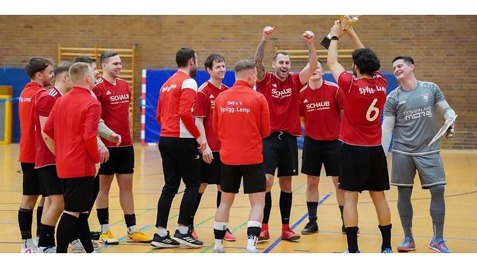 Da ist das Ding: Die Fußballer von der Spvgg. Lemp jubeln in der Sporthalle in Ehringshausen über den Sieg beim Hallenturnier des SV Kölschhausen. © Isabel Althof