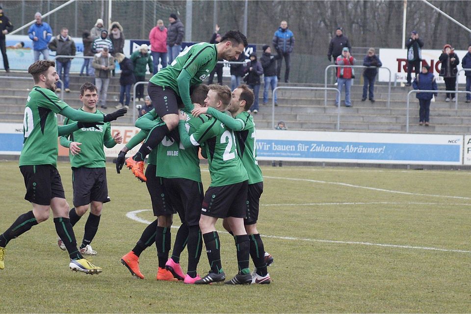 Auf Titelkurs: Der FSV Union Fürstenwalde verzaubert die eigenen Fans mit einer Wahnsinns zweiten Halbzeit gegen Hansa Rostock II. Foto: M. Rieckmann Auf Titelkurs: Der FSV Union Fürstenwalde verzaubert die eigenen Fans mit einer Wahnsinns zweiten Halbzeit gegen Hansa Rostock II. Foto: M. Rieckmann