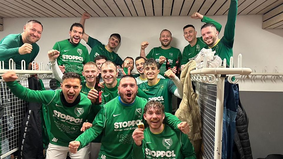 Julian Schieber (hinten links) jubelt mit der zweiten Mannschaft der SG Oppenweiler-Strümpfelbach. Foto: SG Oppenweiler-Strümpfelbach