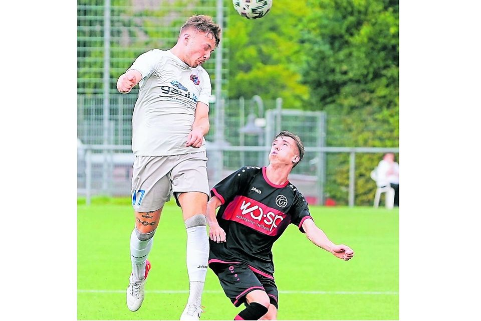 FC Roetgen - SV Helpenstein 1:3: Hendrik Höfels (Helpenstein, l.) verletzte sich in dieser Szene, wohl ohne Einwirkung durch Ferhat Akar (Roetgen).