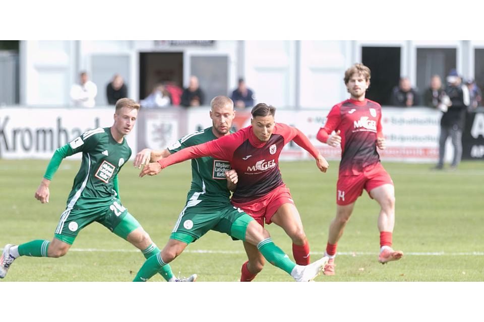 Kommt spät in die Partie gegen Freiburg II, macht vorne Alarm, muss sich aber mit dem FC Gießen letztlich mit einem 0:0 zufrieden geben: Younes Ebnoutalib (2.v.r.). © Harald Friedrich