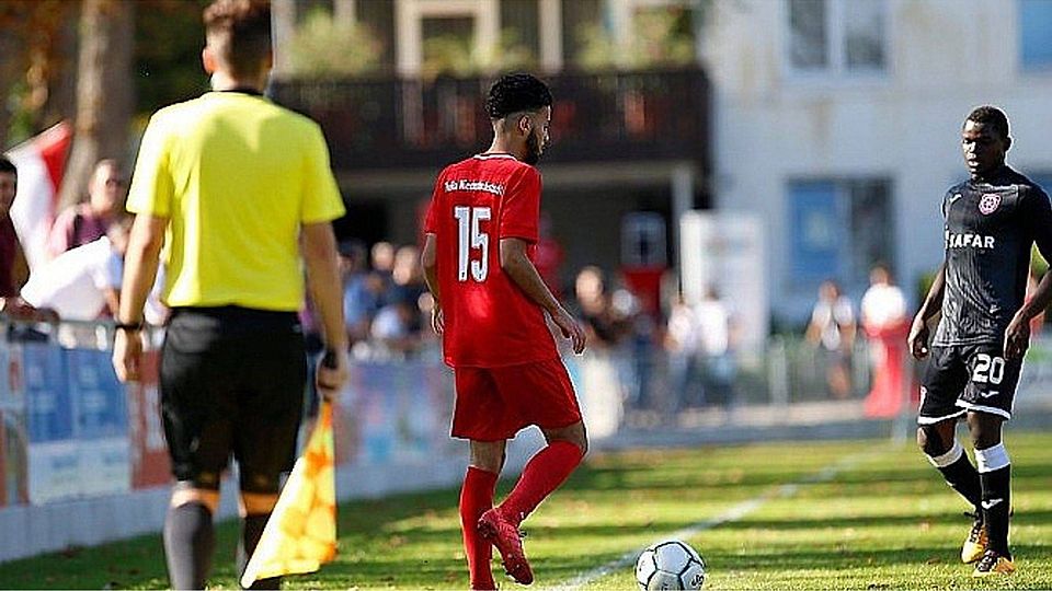 Niederhöchstadts Ayoub Mansouri (am Ball) kämpft bei Ex-Klub FC Schwalbach um den Einzug ins Kreispokalfinale. F: Lorenz